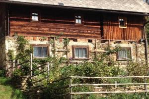 Stanz Im MurztalCharmantes Gästehaus am Waldrand in alpiner Lage Siehe auch zweites Objekt Gästewohnung in altem Bauernhaus的一座前方有栅栏的老房子