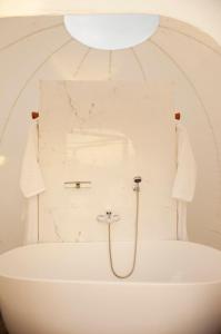 喀巴里特Green Land Bubble Glamping的带浴缸和淋浴的浴室