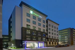 密尔沃基Holiday Inn Express - Milwaukee Downtown, an IHG Hotel的酒店前方的 ⁇ 染