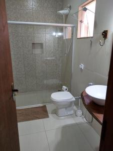 特雷斯科拉松伊斯Pousada Bougainville的带淋浴、卫生间和盥洗盆的浴室