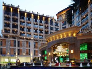 惠州惠阳丽景国际花园酒店的一座大建筑前面有吊灯