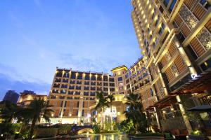 惠州惠阳丽景国际花园酒店的一座棕榈树环绕的大建筑