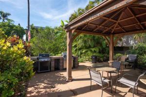 基黑Maui Tranquility II的一个带桌椅和烧烤架的庭院