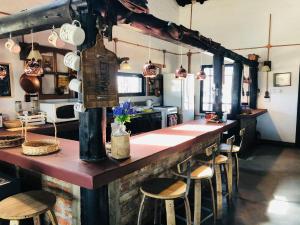 图努扬El Madejo - del Valle de Uco的一个带凳子的酒吧,位于带柜台的房间