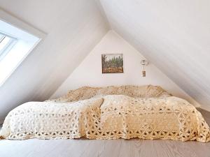 EbbeløkkeHoliday home Nykøbing Sj XXIX的阁楼卧室配有白色床