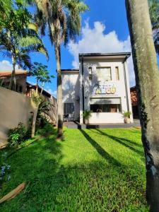 伊瓜苏港安固宾馆的庭院前有棕榈树的房子