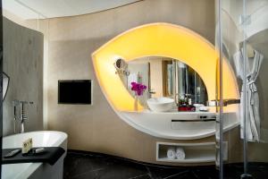 昆明昆明索菲特大酒店的一间带圆形镜子和水槽的浴室