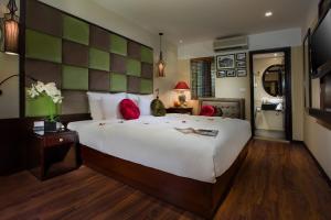 Ambassador Hanoi Hotel & Travel客房内的一张或多张床位