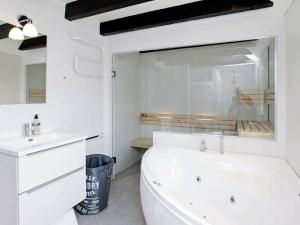 图鲁普斯特兰德7 person holiday home in Fjerritslev的白色的浴室设有浴缸和水槽。