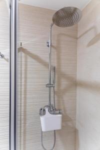 坎加斯德穆拉索LOFT CABANELAS的浴室内配有带白色卫生间的淋浴