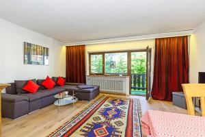 雷特温克尔Ferienwohnung Kothen的带沙发和红色枕头的客厅