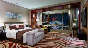 杭州杭州洲际酒店的酒店客房设有一张床和一个大窗户