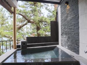 伊东ISANA Resort的房屋后院的小型游泳池