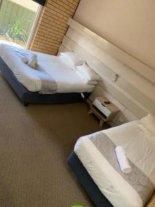 HOPETOUN COMMUNITY HOTEL MOTEL客房内的一张或多张床位