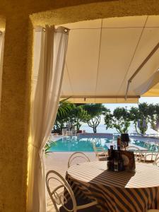巴多利诺圣马可酒店的一张带白色遮阳伞的桌子和一个游泳池