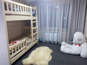 德泽姆布洛尼亚Дзембронія的卧室配有白色泰迪熊和双层床