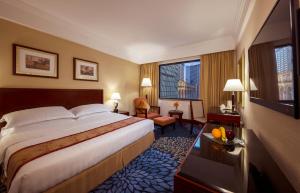 澳门总统酒店的酒店客房设有一张床和一个大窗户