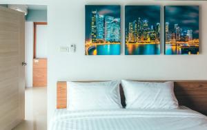 巴吞他尼PP@Hotel Rangsit的一间带一张城市天际线床的卧室