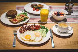 奥泰佩卡卢佩萨酒店的餐桌,早餐盘和橙汁