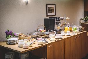 奥泰佩卡卢佩萨酒店的盘子,杯子,盘子的桌子