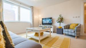卡迪夫Hansen Court - Stylish Bay Apartment with Designated Parking的带沙发和电视的客厅