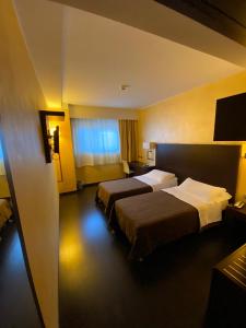 雷焦卡拉布里亚爱尔酒店的酒店客房设有两张床和电视。