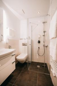 AhornRomantik Hotel Schloss Hohenstein的带淋浴、卫生间和盥洗盆的浴室