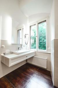 AhornRomantik Hotel Schloss Hohenstein的白色的浴室设有水槽和窗户。
