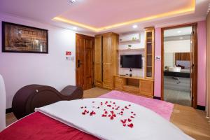 潘郎Kim Hoàn Hotel Phan Rang的一间卧室,配有一张红色的床