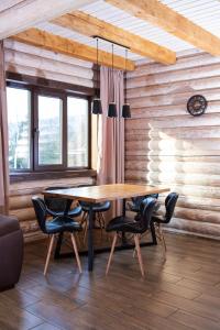 沃罗赫塔Шале Вілія的一间带木桌和椅子的用餐室