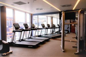 霍巴特Crowne Plaza Hobart, an IHG Hotel的大楼内带有一排跑步机的健身房