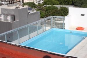 布宜诺斯艾利斯Recoleta Departamento的建筑物屋顶上的游泳池
