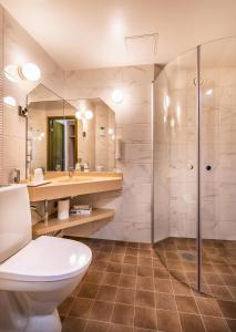 瓦罗尼亚酒店的一间浴室