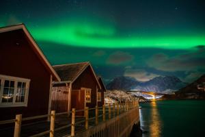 拉姆贝格Lofoten Cabins - Kåkern的房屋上方的极光图象