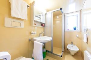 Appartamenti Residence La Roggia的一间浴室
