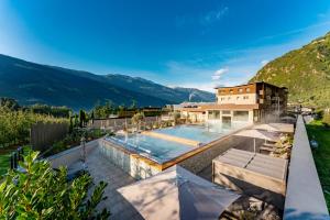 拉布拉Vitalpina Hotel Waldhof的一座带游泳池和山脉的房子
