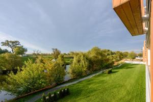 沃伦塔里Il Lago - Turquoise - Cozy Luxurious Smart Home By The Lake的从大楼内可欣赏到河流美景