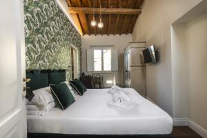 佛罗伦萨帕里奥内乌诺住宿加早餐旅馆的一间卧室配有两张白色床和绿色枕头