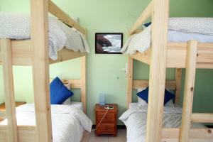 西迪伊夫尼Ifni Surf Hostal的一间设有四张双层床的客房