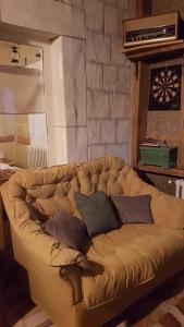 尼克希奇Belette Apartments & Park的客厅的沙发,配有枕头