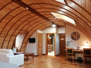 拉法特盛赛尔勤奋酒店的客厅设有木制天花板