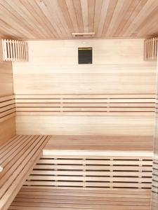 赞考Fügekert - Bed&Wine的一间铺有木地板的桑拿浴室和一个小窗口