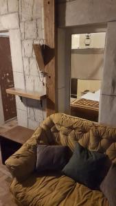 尼克希奇Belette Apartments & Park的一张位于带镜子和床的房间的沙发