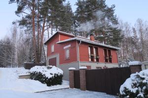 珀尔瓦Külalismaja Malaika的雪中烟出的房子