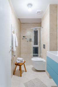沃伦塔里Il Lago - Azur - Cozy Luxurious Smart Home By The Lake的浴室配有卫生间、盥洗盆和淋浴。