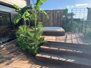 布宜诺斯艾利斯Nuevo Loft en Palermo Hollywood的木甲板上设有热水浴池的花园