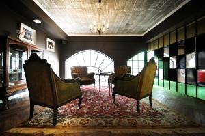 布宜诺斯艾利斯克拉西克酒店的一间带椅子和桌子的房间以及吊灯