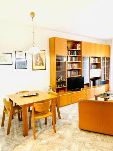 福尔米亚Via Solaro, appartamento in pieno centro的客厅配有木桌和电视。
