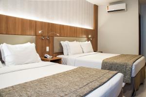 里约热内卢阿斯特里亚科帕卡巴纳酒店的酒店客房带两张床和电话