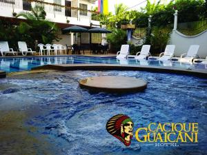 梅尔加Hotel Cacique Guaicani的水中标牌的酒店游泳池